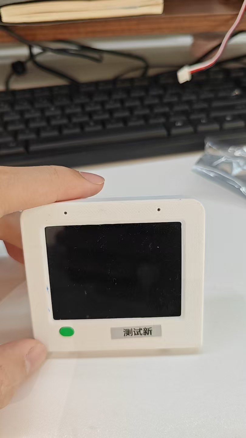 项目实物：白色外壳的表情屏设备